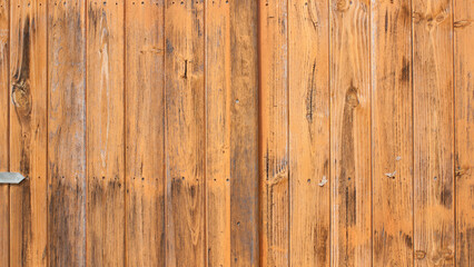 Bisagra en puerta de tablones de madera