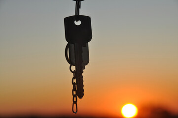Fototapeta premium silhueta de chave em lindo por do sol, conquista e negócios imobiliários, aluguel ou casa própria 