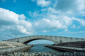 Naklejka premium 橋と空