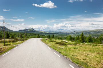 Bergstrasse über ein Fjell in Norwegen