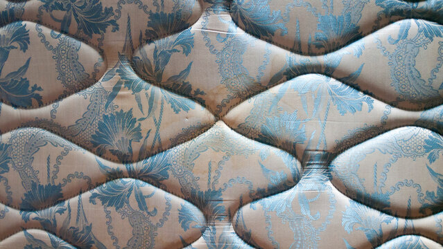 Estampado bordado en hilo en somier de colch&oacute;n