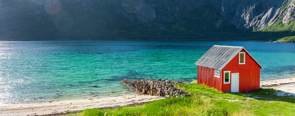 Fjord auf den Lofoten in Norwegen