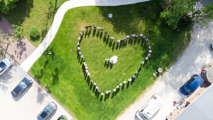 Photo aérienne d'un groupe en forme de coeur, mariage