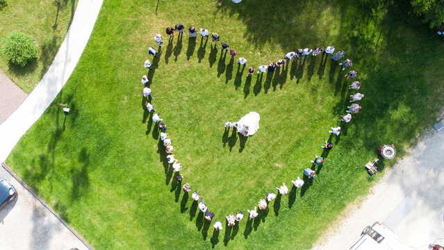 Photo a&eacute;rienne d'un groupe en forme de coeur, mariage