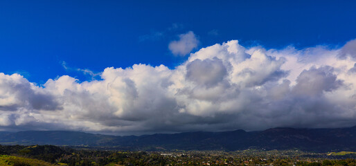 Obraz premium Winter storms turn Santa Barbara coastline green