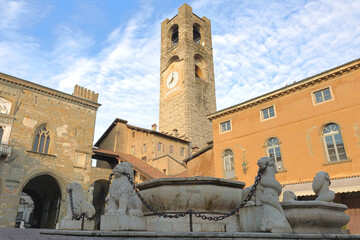 ARCHITETTURA DI PIAZZA VECCHIA DI BERGAMO, ITALIA, ARCHITECTURE OF PIAZZA VECCHIA OF BERGAMO, ITALY