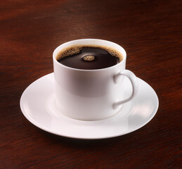 Kaffeetasse auf braunem Holzfond