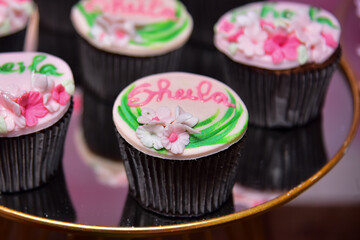 cupcake with chocolate, personalized cupcake, cupcake with flowers, name Sheila, candy table, birthday cupcakes, party candy, candy decorated with flowers
