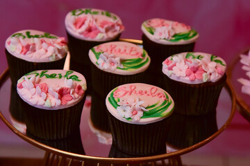 cupcake with chocolate, personalized cupcake, cupcake with flowers, name Sheila, candy table, birthday cupcakes, party candy, candy decorated with flowers, cupcakes