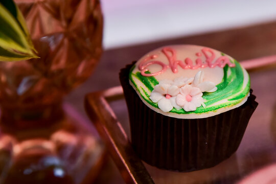 cupcake with chocolate, personalized cupcake, cupcake with flowers, name Sheila, candy table, birthday cupcakes, party candy, candy decorated with flowers
