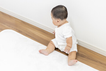 Naklejka premium 絨毯に座る赤ちゃん（男の子、日本人、生後8か月）