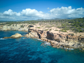 Vista aérea de costa en aguas turquesa