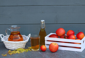 Rote Äpfel und frischer Apfelsaft im Glas und Krug .