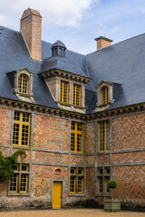 Façade de la cour intérieure du Château de Carrouges - obrazy, fototapety, plakaty