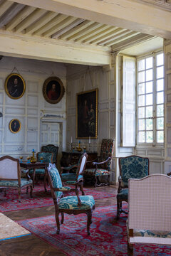 Salon richement décoré à l’intérieur du Château de Carrouges