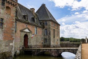 Entrée du Château de Carrouges avec son pont enjambant les douves