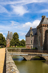 Entrée du Château de Carrouges avec son pont enjambant les douves et, en arrière-plan, le...