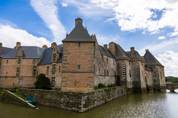 Entrée du Château de Carrouges avec son pont enjambant les douves