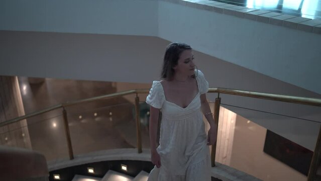 Planos en 4k de chica joven en hall de hotel dando un paseo y mirando a camara