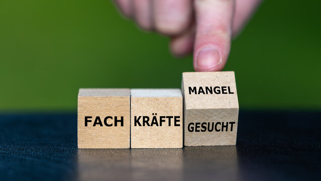 Hand dreht W&uuml;rfel und &auml;ndert den Ausdruck 'Fachkr&auml;fte gesucht' in 'Fachkr&auml;ftemangel'.