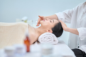 아시아 한국의 젊은 여성이 스파 또는 피부관리전문점 또는 피부과...