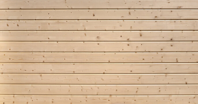 Hellbraune neue Holzwand aus horizontalen Nut und Feder Brettern in Nahaufnahme