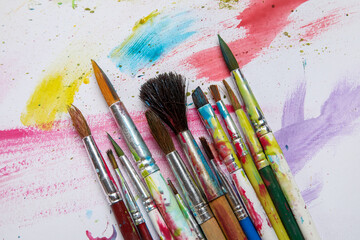 Obraz premium Dirty paint brushes on white background