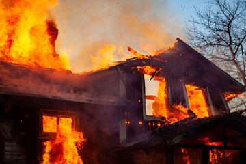 Obraz premium House on fire, heat, firemen, ash, smoke