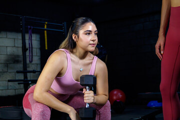 Mujer mexicana entrenando ejercicio cardiovascular feliz alegre saludable gimnasio