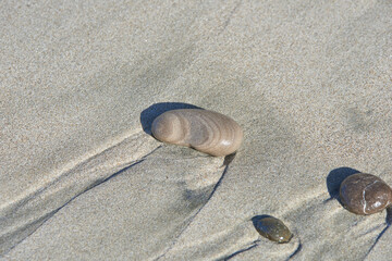 Fototapeta na wymiar stones and sandy beach