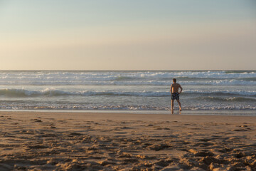 Mann am Atlantik-Strand in der Algarve