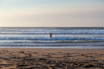 Fototapeta na wymiar Mann im Atlantik an der Algarve