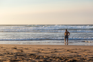 Mann im Atlantik an der Algarve