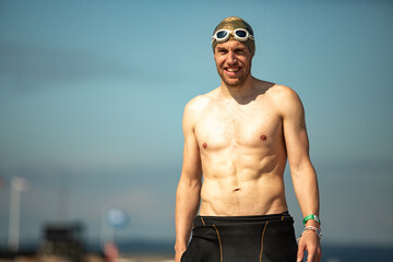 Athletischer Schwimmer kommt aus dem Meer