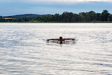 Delphinschwimmer im See © Dominik Rueß