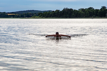 Delphinschwimmer im See © Dominik Rueß