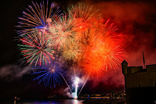 Superbe feu d'artifice en mer &agrave; Menton, magnifique &eacute;crin du Sud de la France, pr&egrave;s du bastion, mus&eacute;e de Jean Cocteau.