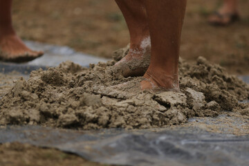 Pisando na terra, moldamos sonhos com as próprias mãos e com os próprios pés.