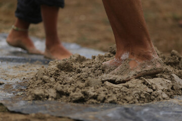 Pisando na terra, moldamos sonhos com as próprias mãos e com os próprios pés.