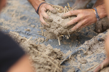 Pisando na terra, moldamos sonhos com as próprias mãos e com os próprios pés.