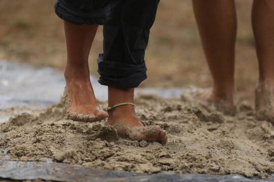 Pisando na terra, moldamos sonhos com as pr&oacute;prias m&atilde;os e com os pr&oacute;prios p&eacute;s.
