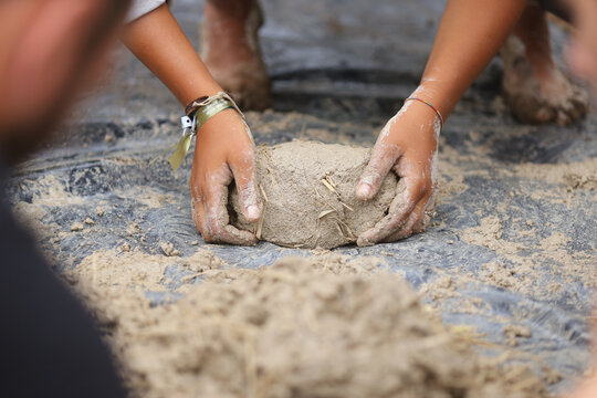 Pisando na terra, moldamos sonhos com as pr&oacute;prias m&atilde;os e com os pr&oacute;prios p&eacute;s.