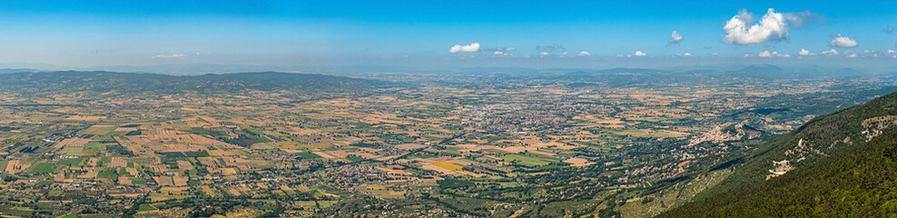 Blick vom Monte Subasio auf Assisi und das Valle Umbra
