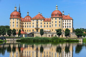 Obraz premium moritzburg castle (german: schloss moritzburg) or moritzburg palace is a baroque palace in moritzburg, in the german state of saxony.