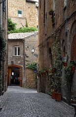 Schmale Gasse mit alten Häusern in Orvieto