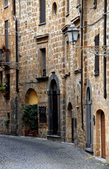 Schmale Gasse mit alten Häusern in Orvieto