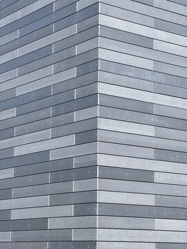 moderne Schichtstoffplatten an einer Fassade 