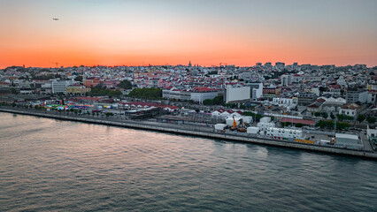 Fototapeta premium Cais do Sodré Margem Rio Tejo Lisboa Portugal Mercado da Ribeira das Naus Bares Restaurantes Beco Boteco da DRI Trapiche Pier Jardim Roque Gameiro Cais das Pombas Terrapleno de Santos Mar Oceano Sol