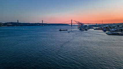 Cais do Sodré Margem Rio Tejo Lisboa Portugal Mercado da Ribeira das Naus Bares Restaurantes Beco Boteco da DRI Trapiche Pier Jardim Roque Gameiro Cais das Pombas Terrapleno de Santos Mar Oceano Sol