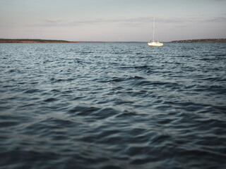 Obraz premium view to sailboat on the lake with little waves